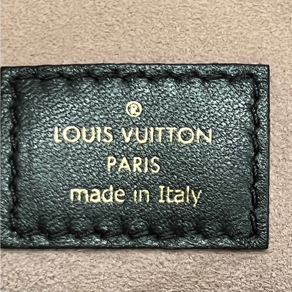 Louis Vuitton Coussin PM in Noir - Picture 8 of 16